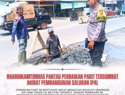 Bhabinkamtibmas Pantau Perbaikan Parit Tersumbat Akibat Pembangunan Saluran IPAL